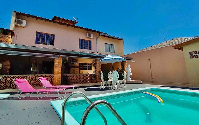 Casa com Piscina próximo ATRATIVOS/ wifi/ garagem