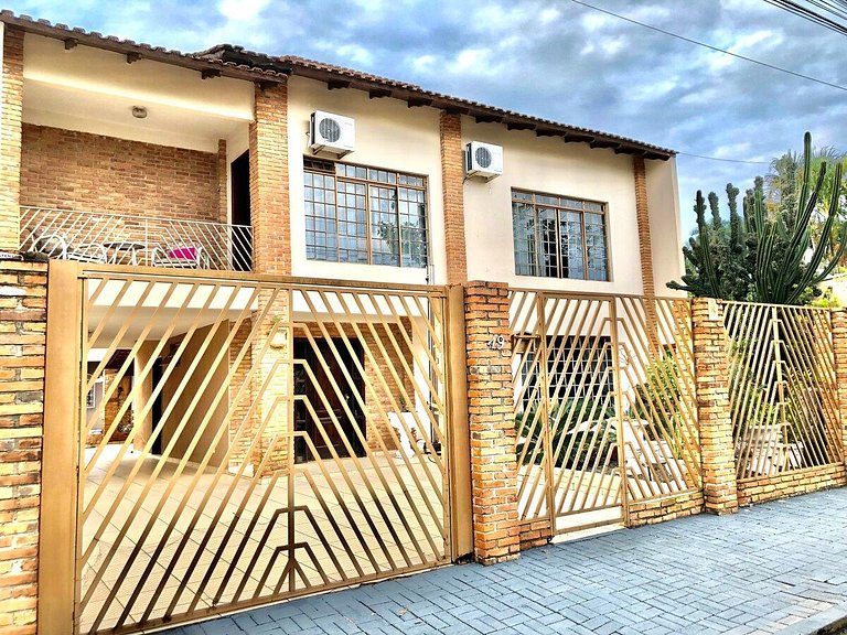 Casa com Piscina próximo ATRATIVOS/ wifi/ garagem