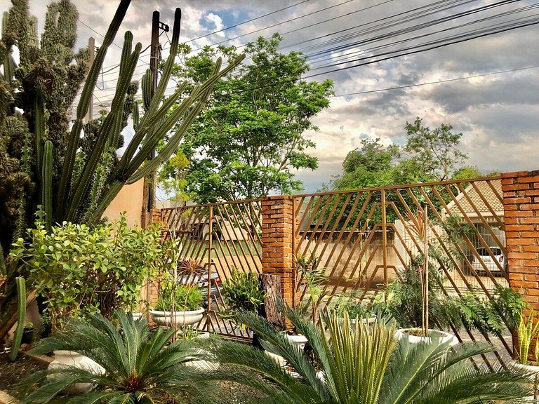 Casa com Piscina próximo ATRATIVOS/ wifi/ garagem