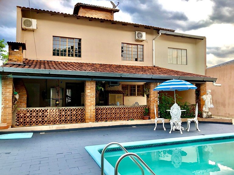 Casa com Piscina próximo ATRATIVOS/ wifi/ garagem