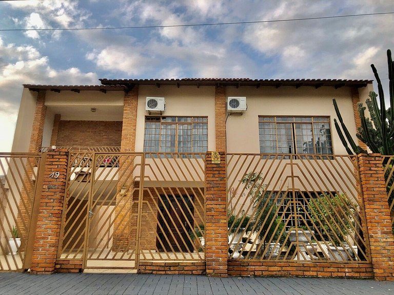 Casa com Piscina próximo ATRATIVOS/ wifi/ garagem