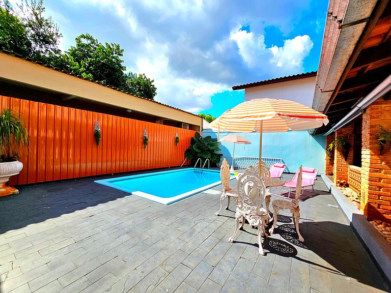 Casa com Piscina próximo ATRATIVOS/ wifi/ garagem