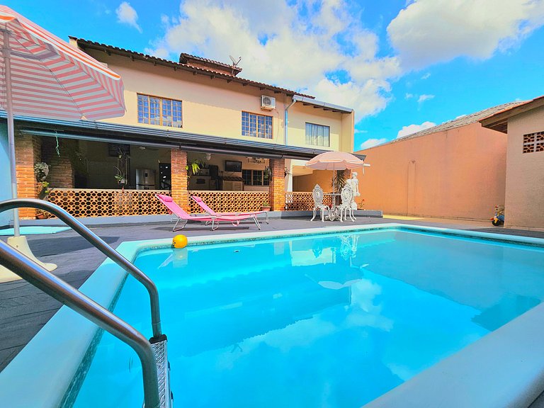 Casa com Piscina próximo ATRATIVOS/ wifi/ garagem