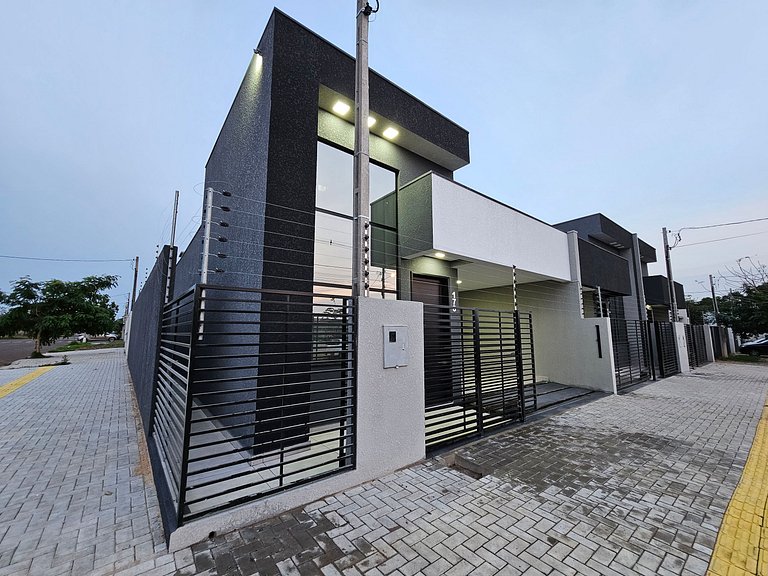 Casa Nova com 3 quartos / Churrasqueira / Banheira prox Cata