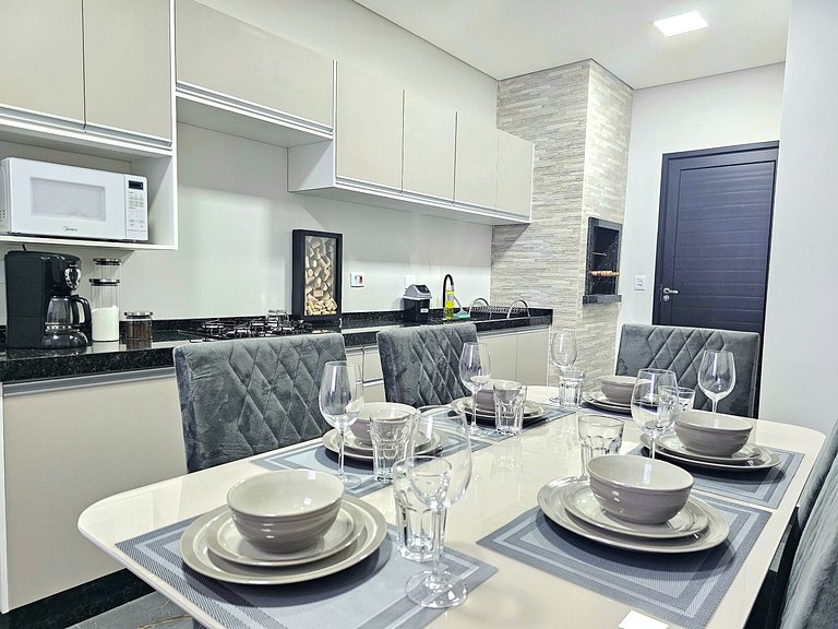 Casa Nova com 3 quartos / Churrasqueira / Banheira prox Cata