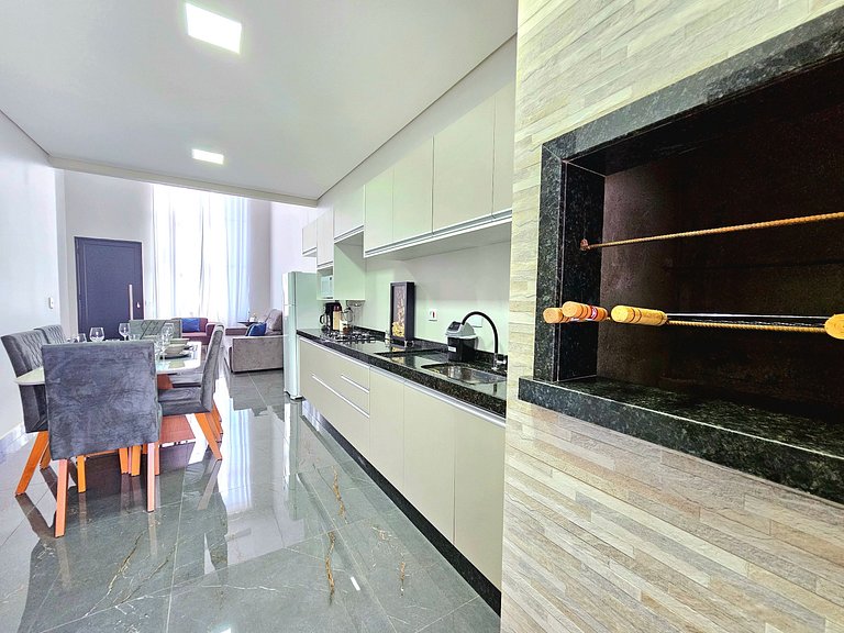 Casa Nova com 3 quartos / Churrasqueira / Banheira prox Cata