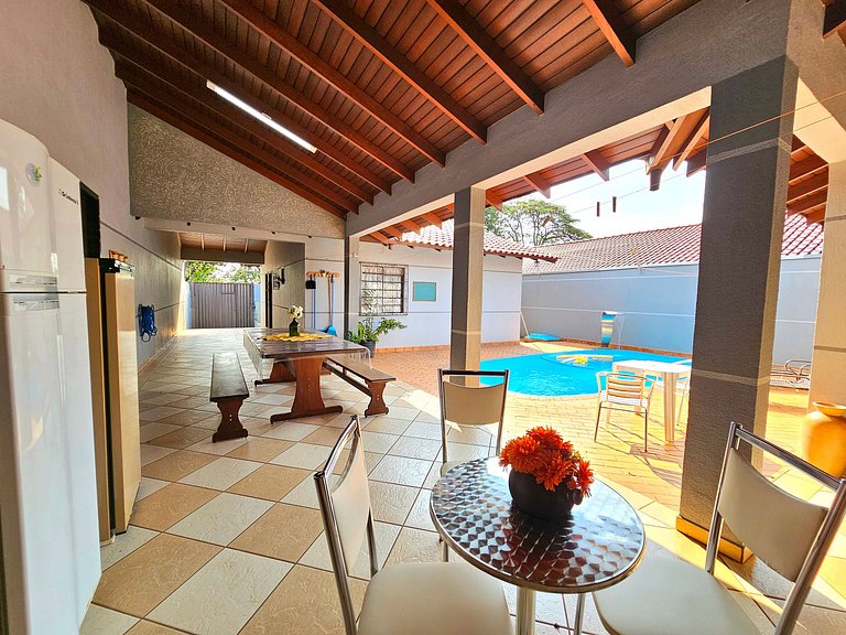 Casa Familiar 4 quartos Piscina e Churrasqueira