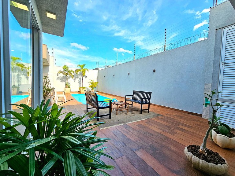 Casa 2 suítes e 2 quartos, piscina e churrasqueira