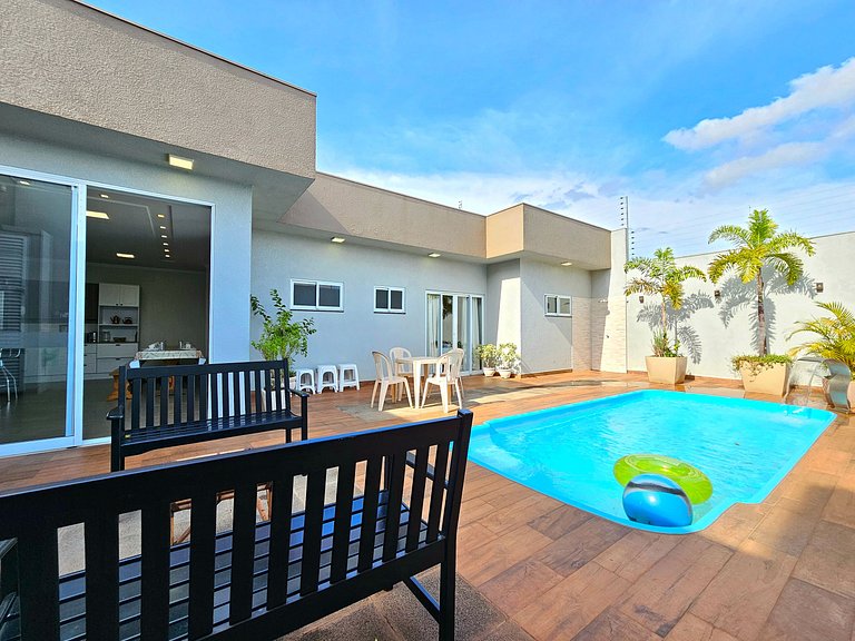 Casa 2 suítes e 2 quartos, piscina e churrasqueira