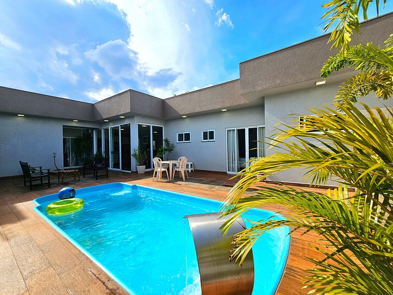 Casa 2 suítes e 2 quartos, piscina e churrasqueira