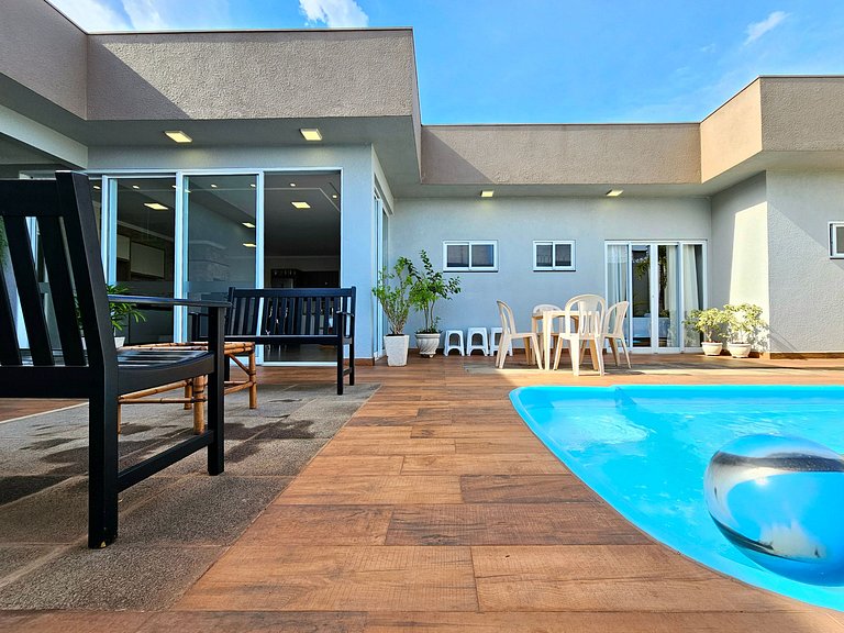 Casa 2 suítes e 2 quartos, piscina e churrasqueira