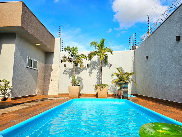 Casa 2 suítes e 2 quartos, piscina e churrasqueira