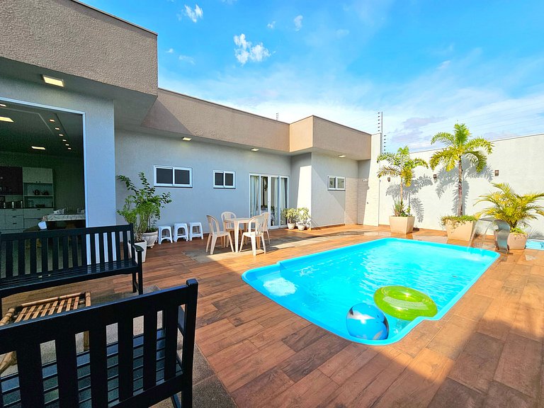 Casa 2 suítes e 2 quartos, piscina e churrasqueira