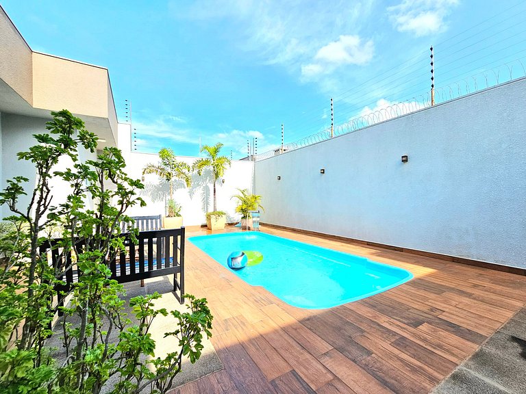 Casa 2 suítes e 2 quartos, piscina e churrasqueira