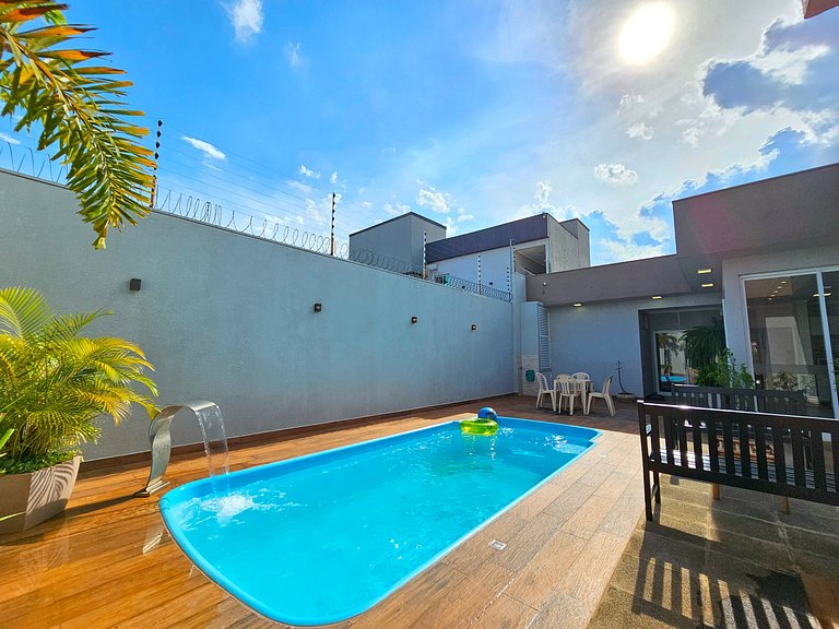 Casa 2 suítes e 2 quartos, piscina e churrasqueira
