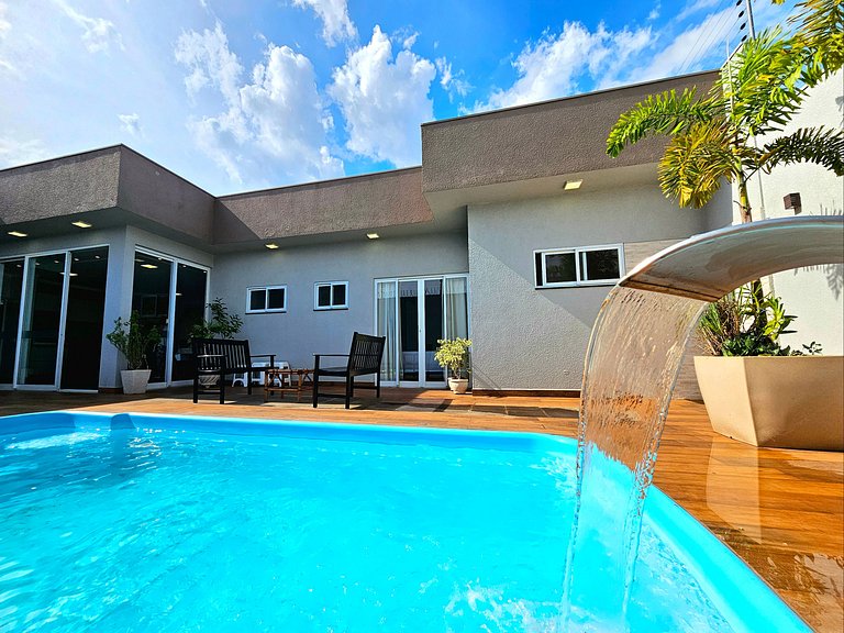 Casa 2 suítes e 2 quartos, piscina e churrasqueira