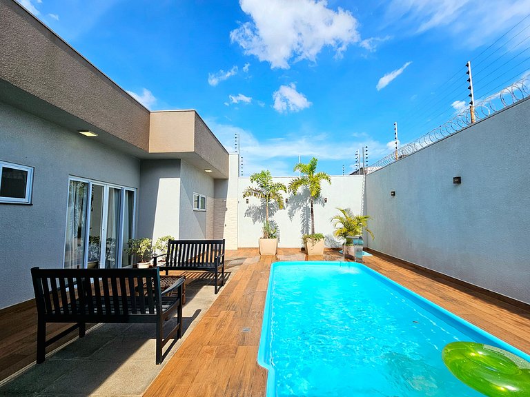 Casa 2 suítes e 2 quartos, piscina e churrasqueira