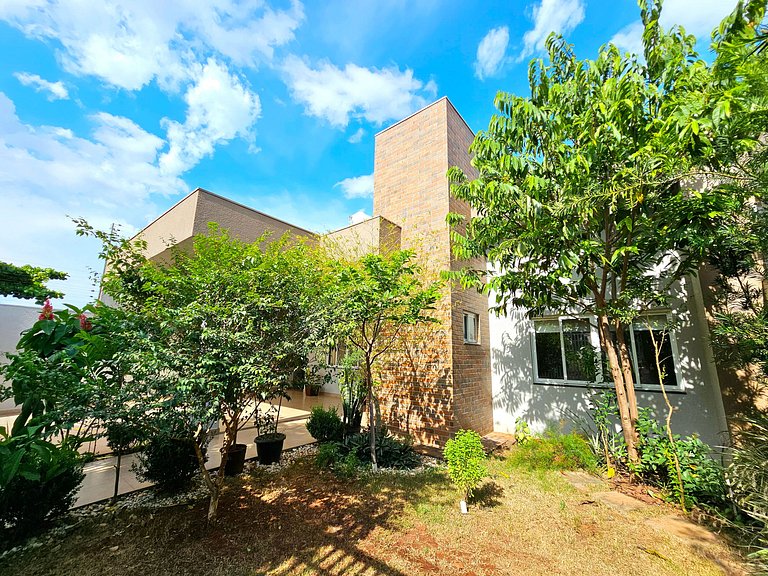 Casa 2 suítes e 2 quartos, piscina e churrasqueira