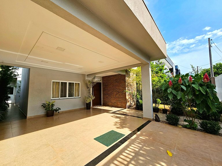 Casa 2 suítes e 2 quartos, piscina e churrasqueira