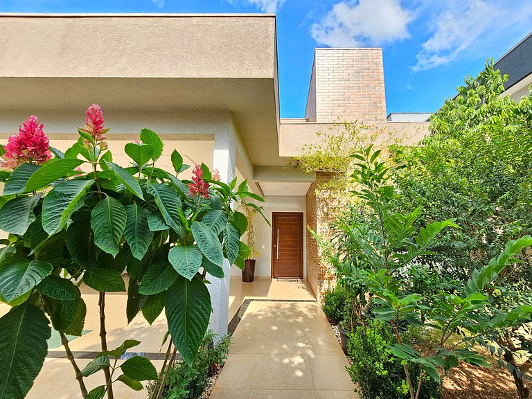 Casa 2 suítes e 2 quartos, piscina e churrasqueira