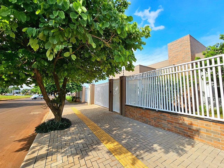 Casa 2 suítes e 2 quartos, piscina e churrasqueira