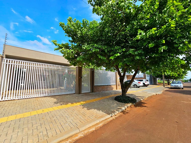 Casa 2 suítes e 2 quartos, piscina e churrasqueira