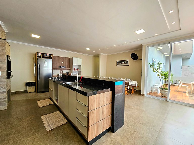 Casa 2 suítes e 2 quartos, piscina e churrasqueira