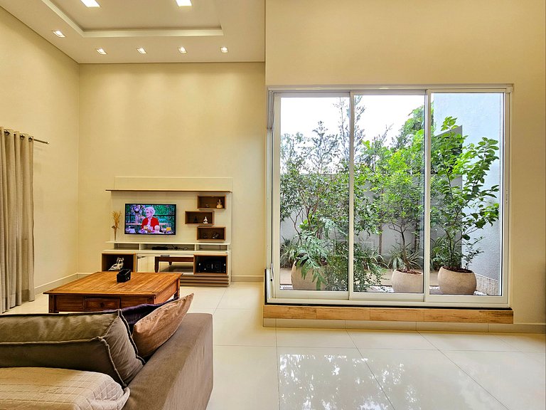 Casa 2 suítes e 2 quartos, piscina e churrasqueira