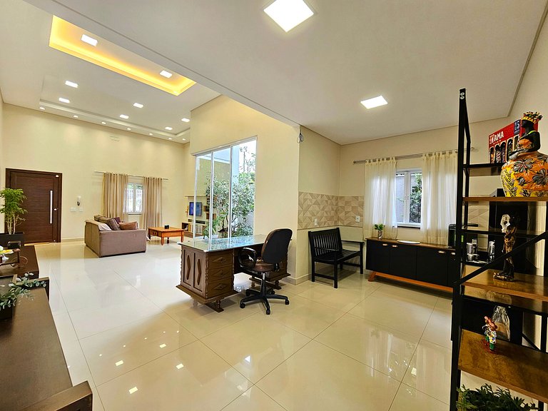 Casa 2 suítes e 2 quartos, piscina e churrasqueira