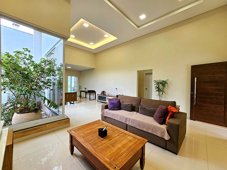 Casa 2 suítes e 2 quartos, piscina e churrasqueira