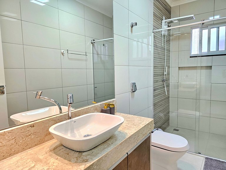 Casa 2 suítes e 2 quartos, piscina e churrasqueira