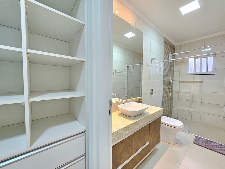 Casa 2 suítes e 2 quartos, piscina e churrasqueira