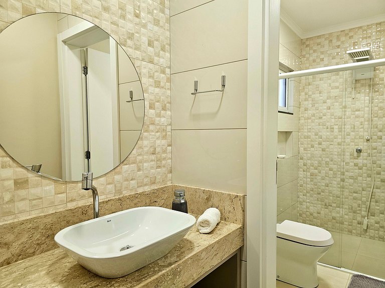 Casa 2 suítes e 2 quartos, piscina e churrasqueira