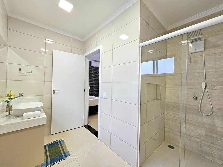 Casa 2 suítes e 2 quartos, piscina e churrasqueira