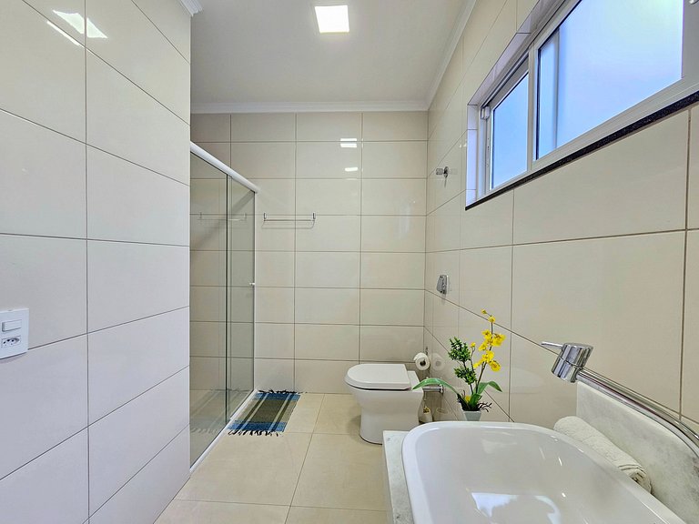 Casa 2 suítes e 2 quartos, piscina e churrasqueira