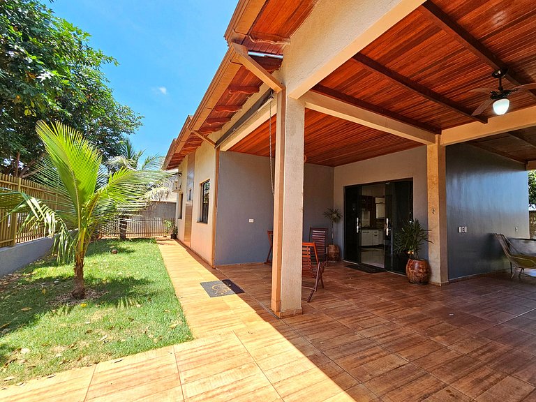 Casa 3 quartos 2 banheiros com quintal 10mi centro