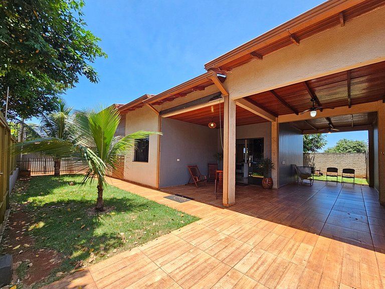 Casa 3 quartos 2 banheiros com quintal 10mi centro