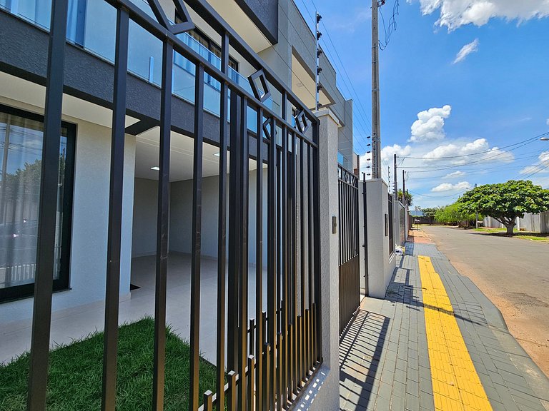 Sobrado novíssimo 3 quartos melhor bairro de foz