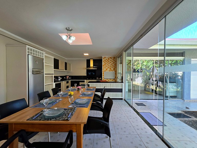 Casa Ampla 5 quartos área lazer TOP lado Paraguai