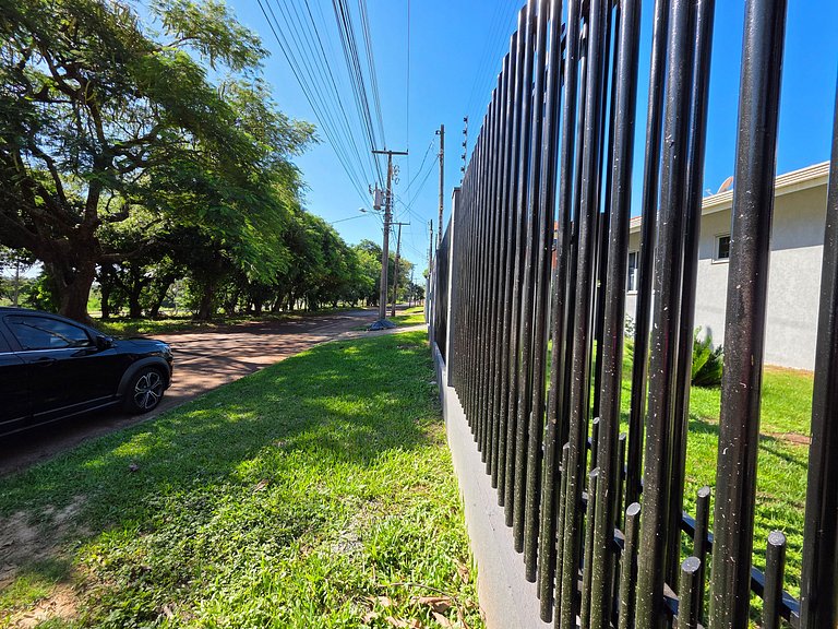 Casa Ampla 5 quartos área lazer TOP lado Paraguai