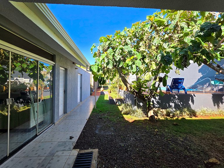 Casa Ampla 5 quartos área lazer TOP lado Paraguai