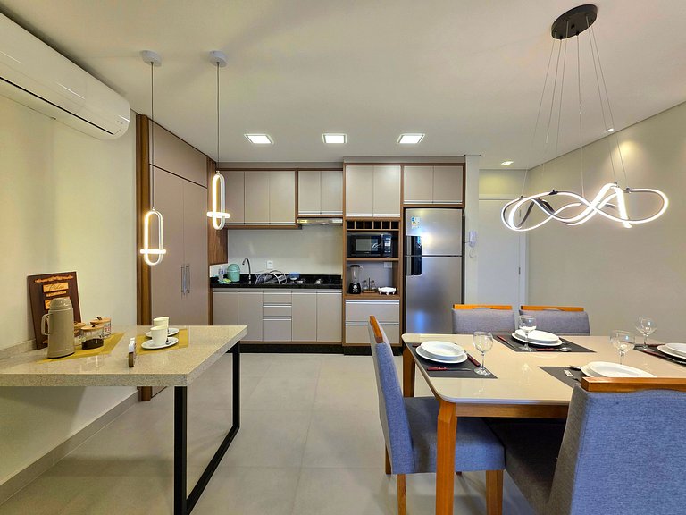 Apt Alto Pãdrão 2 quartos 2 banheiros 2 min centro