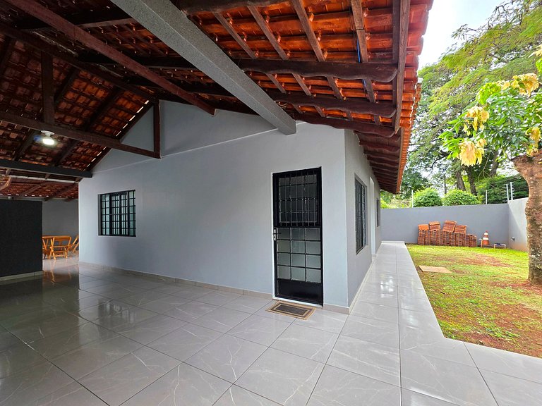 Casa ao lado da Av Das Cataratas com quintal