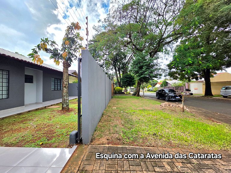 Casa ao lado da Av Das Cataratas com quintal