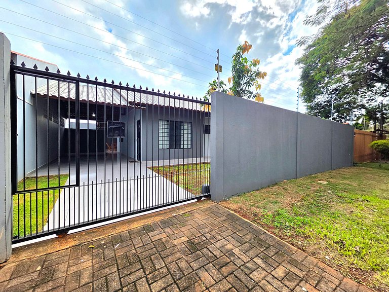 Casa ao lado da Av Das Cataratas com quintal