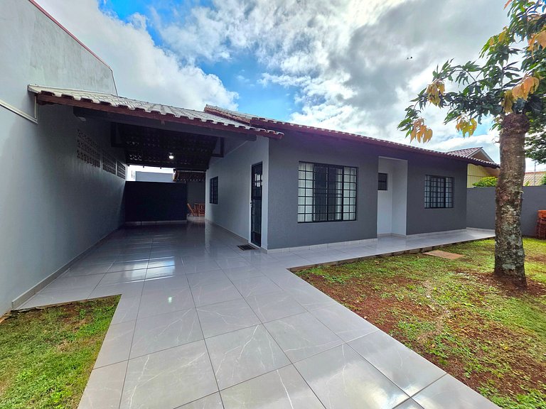 Casa ao lado da Av Das Cataratas com quintal