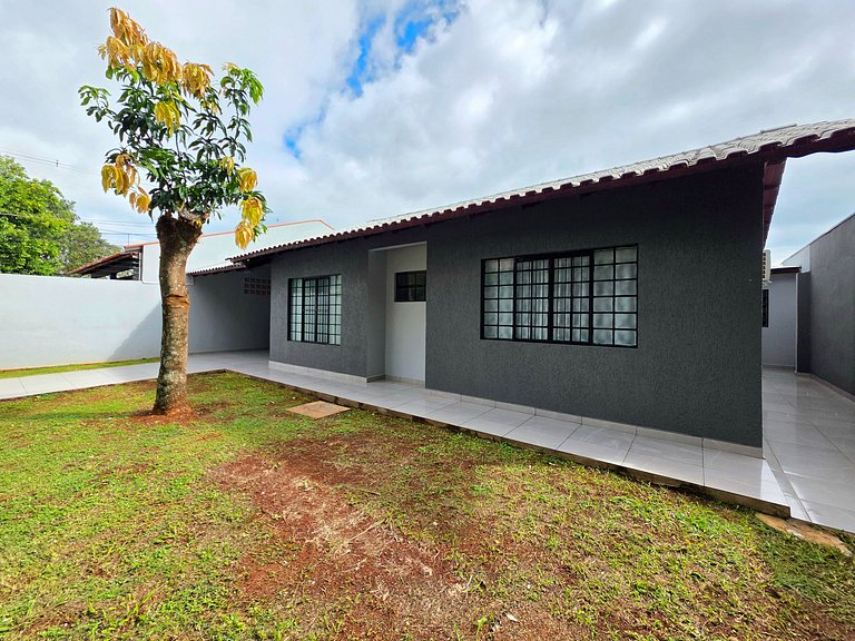Casa ao lado da Av Das Cataratas com quintal