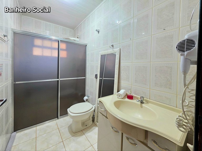 Casa ao lado da Av Das Cataratas com quintal