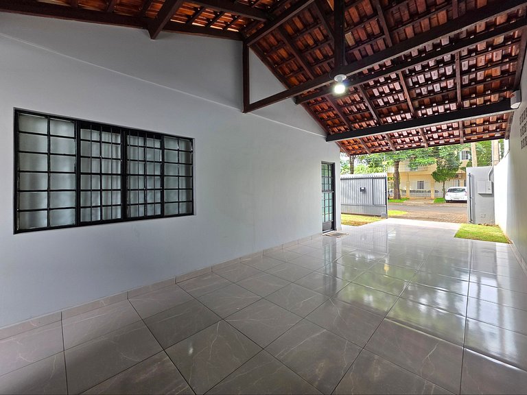 Casa ao lado da Av Das Cataratas com quintal