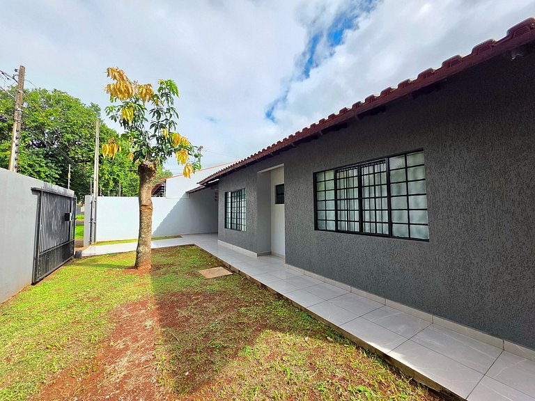 Casa ao lado da Av Das Cataratas com quintal